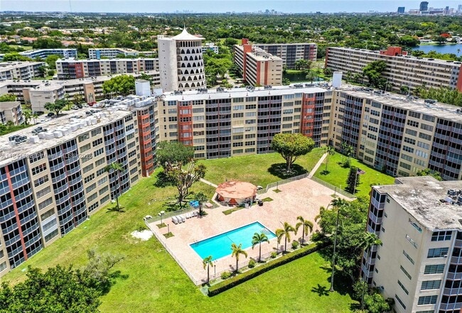 1750 NE 191st St in Miami, FL - Foto de edificio - Building Photo
