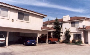 Hamilton Court Apartments in Costa Mesa, CA - Building Photo - Building Photo