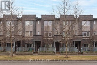 315-315 Village Green Square in Toronto, ON - Building Photo - Building Photo