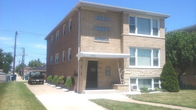 6134 W 79th St in Burbank, IL - Building Photo