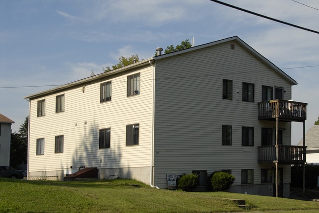 228 W 11th St in Elmira Heights, NY - Foto de edificio - Building Photo