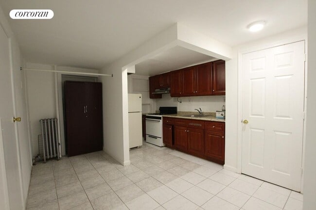 32-20 30th St in Queens, NY - Foto de edificio - Building Photo