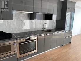 117 McMahon Dr in Toronto, ON - Building Photo