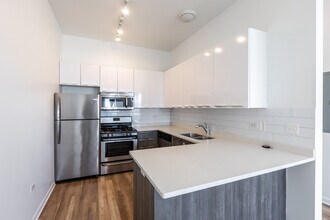 2700 W North Ave, Unit 204 in Chicago, IL - Building Photo - Building Photo