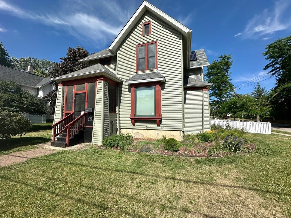805 Augusta Ave in Elgin, IL - Building Photo