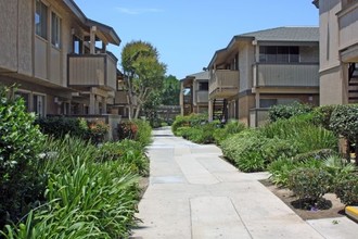 Tustin Gardens in Tustin, CA - Building Photo - Building Photo