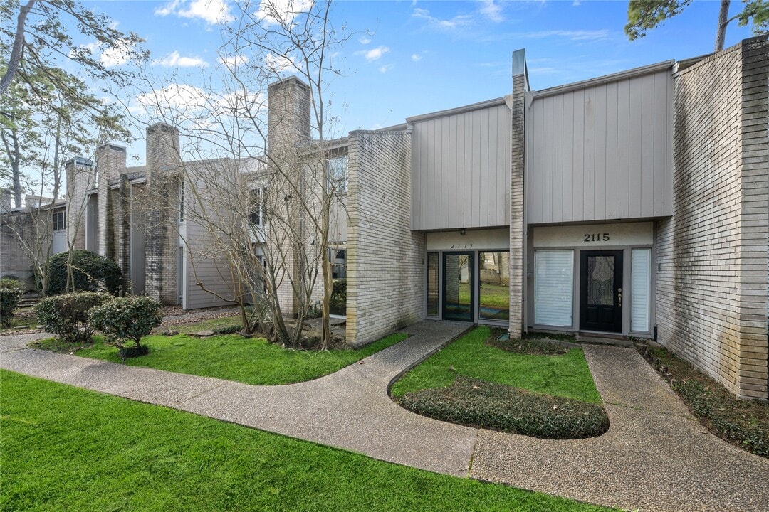 2113 Lake Village Dr in Houston, TX - Building Photo