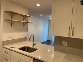 160 Lee St, Unit 107 in Seattle, WA - Building Photo - Building Photo