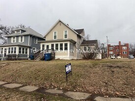 621 Oak Park Ave in Des Moines, IA - Building Photo