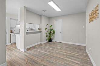 10327 Gladewood Dr in Houston, TX - Foto de edificio - Building Photo