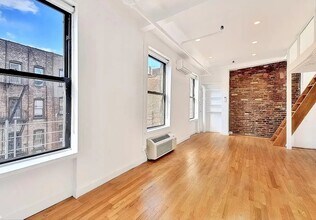 496 LaGuardia Pl, Unit PHB in New York, NY - Building Photo - Building Photo