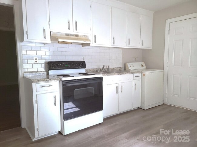 956 S Hoskins Rd in Charlotte, NC - Building Photo - Building Photo