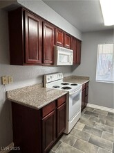 5350 River Glen Dr in Las Vegas, NV - Building Photo - Building Photo