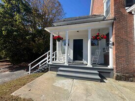 92 Main St in Ludlow, VT - Building Photo