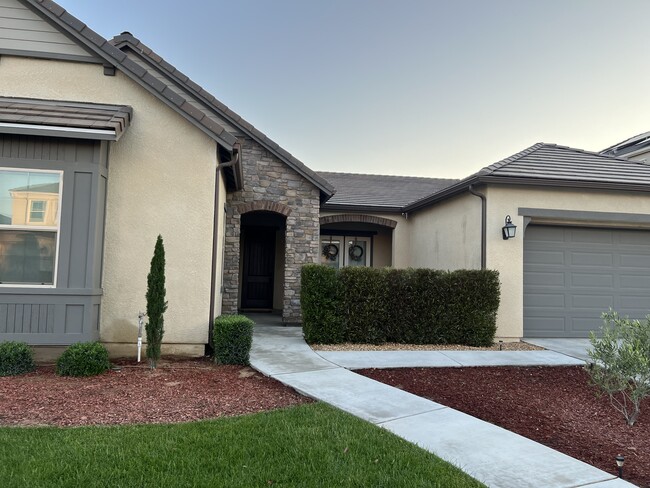 598 Crescent Ln in Madera, CA - Building Photo - Building Photo