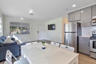 113 Phippen Waiters Rd in Dania Beach, FL - Building Photo - Building Photo