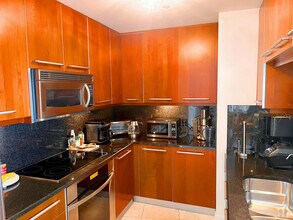 901 Brickell Key Blvd in Miami, FL - Foto de edificio - Building Photo