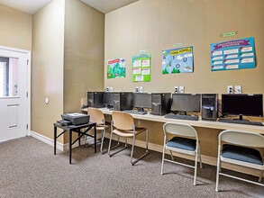 Silver Oaks in Tampa, FL - Building Photo - Building Photo