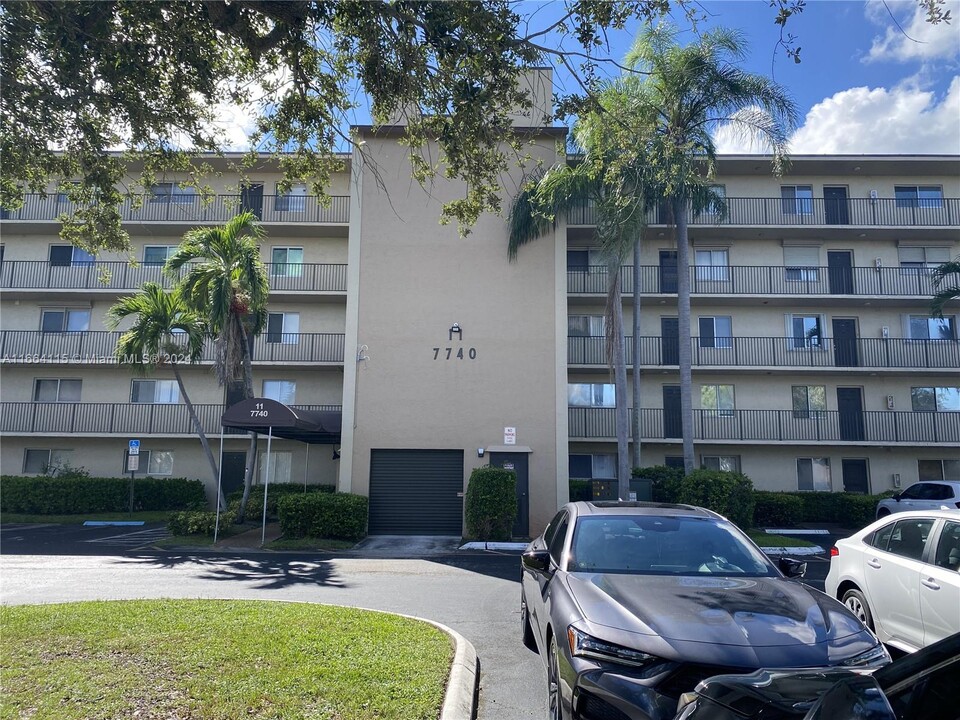 7740 NW 50th St in Lauderhill, FL - Foto de edificio