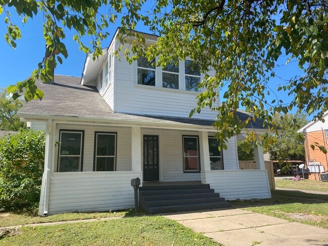 property at 702-704 S Montgomery St