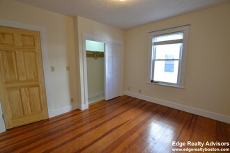 37 Oak Square Ave, Unit 3 in Boston, MA - Building Photo - Building Photo