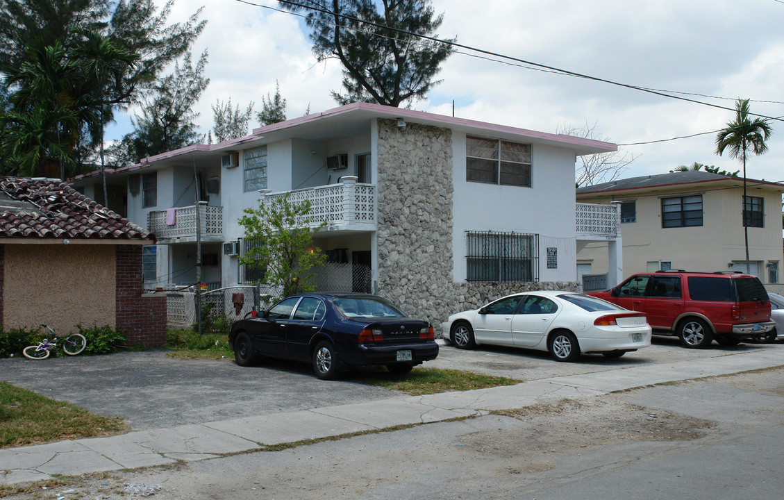 1060 Spring Garden Rd in Miami, FL - Building Photo