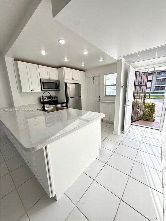 20111 NE 27th Ct in Miami, FL - Building Photo