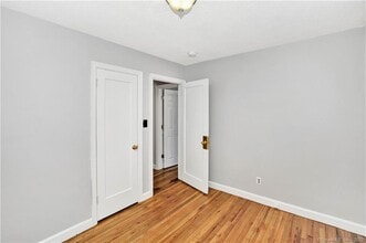 234 Mansfield Ave in Willimantic, CT - Foto de edificio - Building Photo