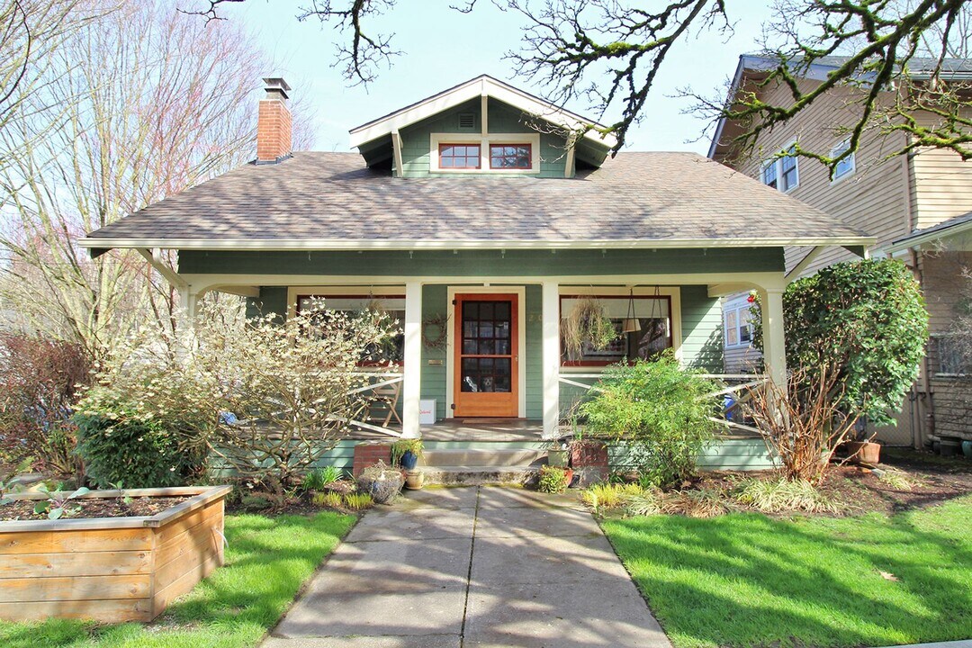2503 SE Yamhill St in Portland, OR - Building Photo