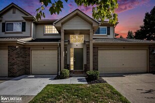 6 North Vista in Auburn Hills, MI - Building Photo