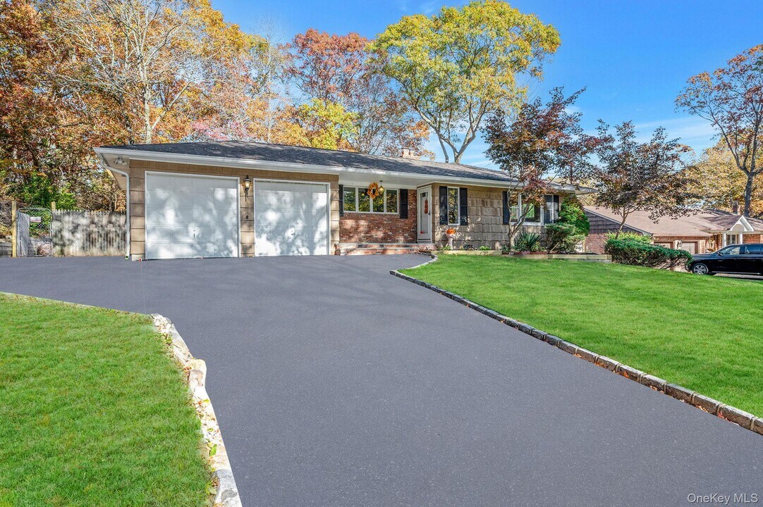 23 Princeton Dr in Dix Hills, NY - Building Photo