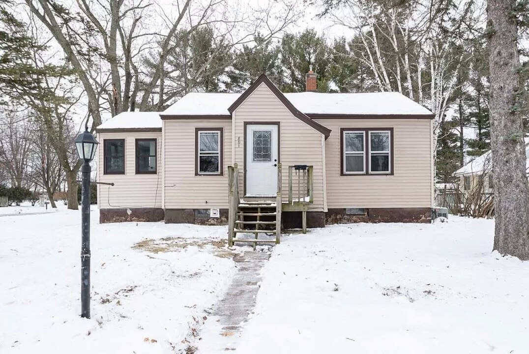 801 Lake View Dr in Wausau, WI - Foto de edificio