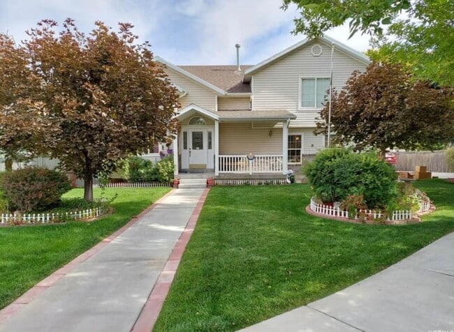 property at 7898 N Sparrowhawk Cir