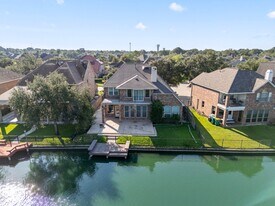 10011 Lakeside Gables Dr in Houston, TX - Building Photo