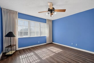 9410 N Hollybrook Lake Dr in Pembroke Pines, FL - Building Photo - Building Photo
