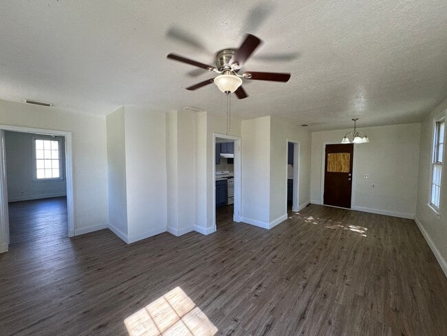 403 Helvenston St SE in Live Oak, FL - Building Photo - Building Photo