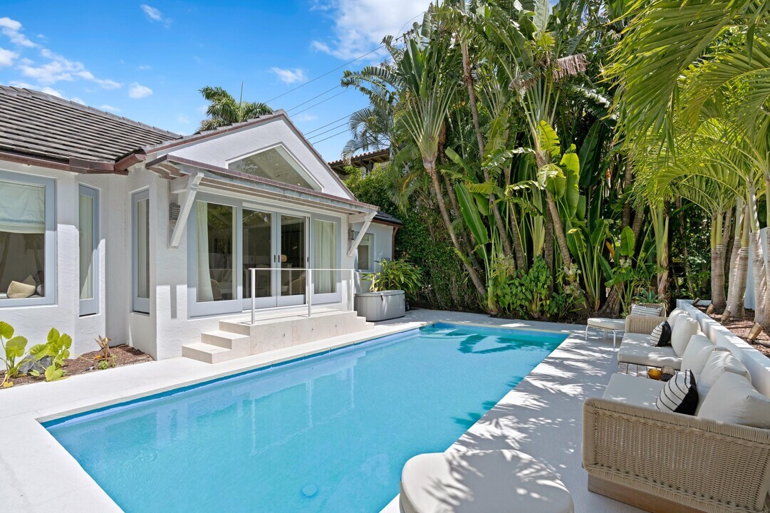 365 Hibiscus Ave in Palm Beach, FL - Building Photo