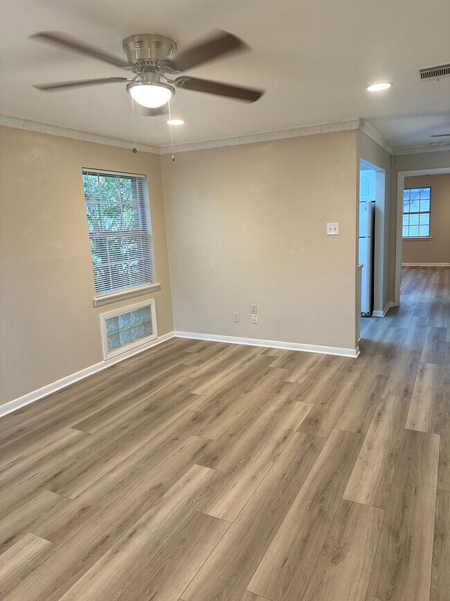 5718 Penrose Ave, Unit D in Dallas, TX - Foto de edificio - Building Photo