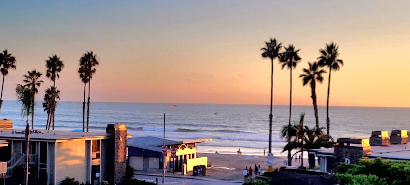 999 N Pacific St, Unit C202 in Oceanside, CA - Foto de edificio
