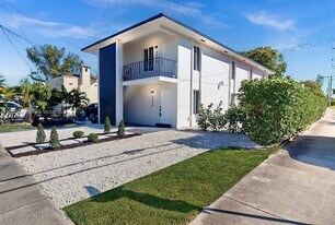 3556 SW 26th St in Miami, FL - Building Photo