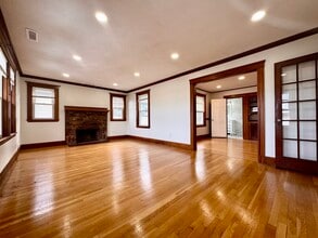 56 Edgecliff Rd, Unit 2 in Watertown, MA - Foto de edificio - Building Photo