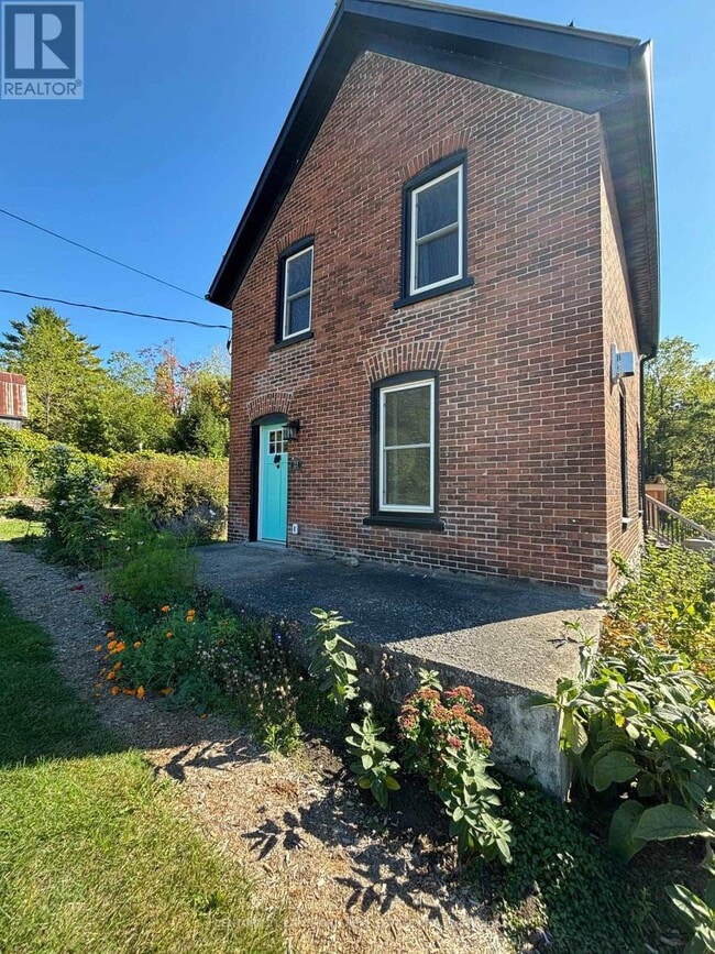 22 York St in Prince Edward, ON - Building Photo - Building Photo