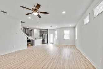 223 Garner Dr in Kyle, TX - Foto de edificio - Building Photo