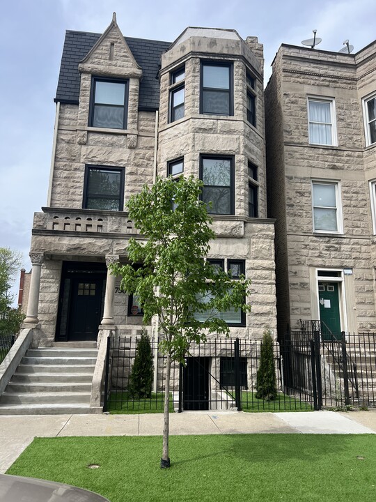 2750 W Wilcox St, Unit A1 in Chicago, IL - Building Photo