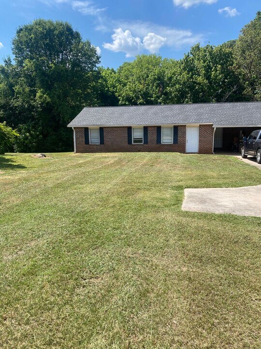 7324 Cave Spring Rd SW in Cave Spring, GA - Foto de edificio