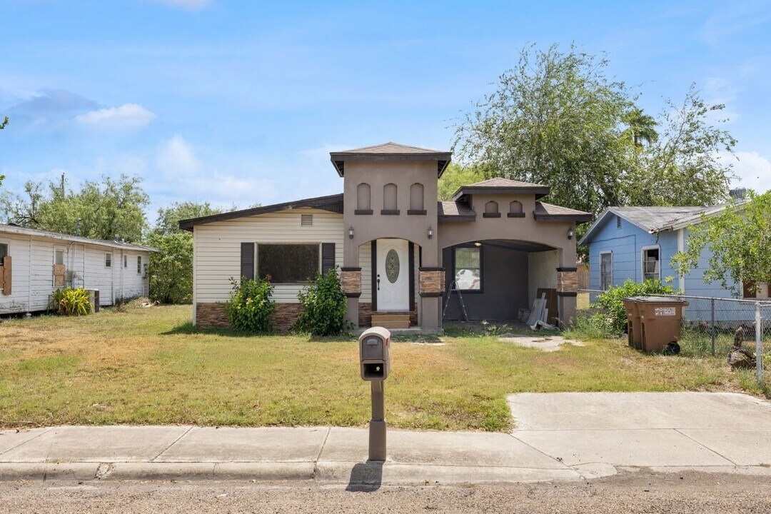1206 E Samano St in Edinburg, TX - Building Photo