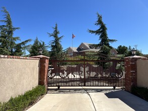 10281 Whitehaven St in Oak Hills, CA - Building Photo - Building Photo