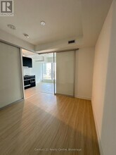 8 Wellesley St W in Toronto, ON - Building Photo - Building Photo