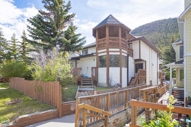 426A Muskrat St in Banff, AB - Building Photo - Building Photo