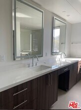 1542 N Hoover St in Los Angeles, CA - Building Photo - Building Photo